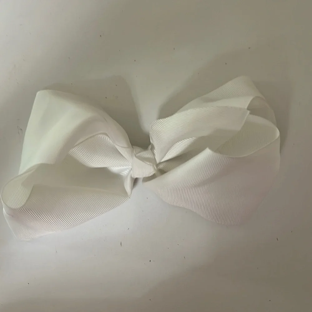 E16 White hair bow